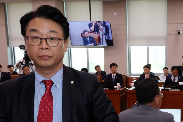 국민의힘이 더불어민주당이 선 영수회담 조건을 내걸자 일방통행 생떼라며 비판했다. 사진은 곽규택 국민의힘 수석대변인이 지난달 31일 서울 여의도 국회에서 열린 법제사법위원회 전체회의에서 정청래 법사위원장이 발언권 중지를 선언하자 퇴장하는 모습. /사진=뉴시스