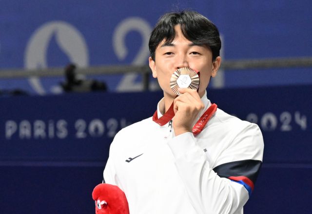 8월31일(현지시간) 프랑스 파리 그랑팔레에서 열린 2024 파리 패럴림픽 태권도 K44 남자 88kg급 동메달을 획득한 주정훈이 시상식에서 동메달에 키스를 하고 있다. / 사진=사진공동취재단 