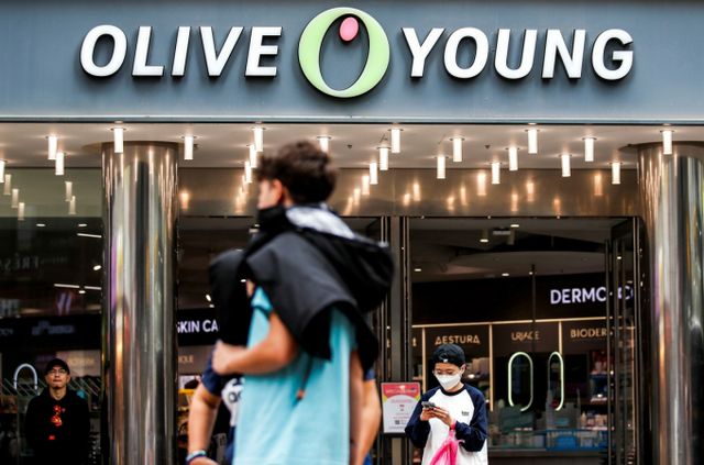 공정거래위원회 서울사무소가 10일 오전 서울 용산구 CJ올리브영을 찾아 현장 조사를 진행했다. 공정위는 올리브영이 납품업체에 행사 독점을 강요했는지 등을 살펴보는 것으로 알려졌다. /사진=뉴시스