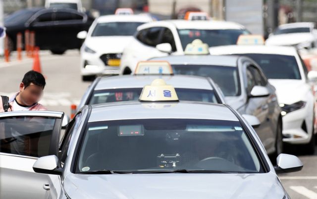  손님을 매달고 가속한 혐의를 받는 택시기사가 징역형 집행유예를 선고 받았다. 사진은 서울역 택시 승하차장 모습. /사진=뉴스1