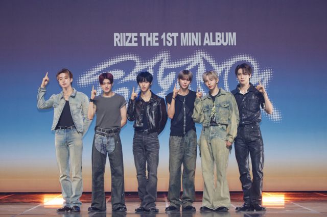 그룹 '라이즈'(RIIZE)가 일본에 데뷔하며 각종 차트를 휩쓸었다. 사진은 라이즈가 프리미어 시사회에서 포즈를 취하는 모습. /사진=스타뉴스(SM엔터테인먼트 제공)