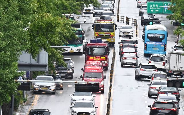 광주 평동산단 한 자동차 도색공장에서 판넬이 폭발하는 사고가 일어났다. 사진은 지난달 22일 경기 수원시 팔달구 수원역 앞에서 소방차 길터주기 훈련이 실시된 모습. 해당 기사와 상관없음. /사진=뉴시스
