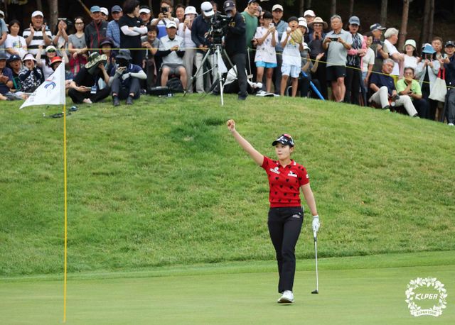 올 시즌 3승을 기록하며 상금과 대상 포인트 2위에 자리한 박현경. /사진= KLPGA