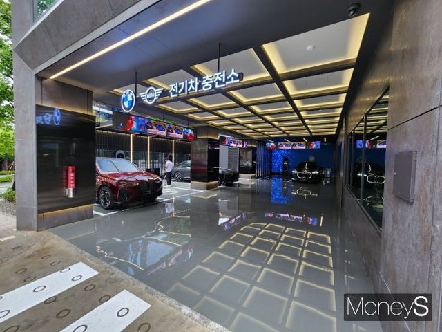 BMW그룹코리아가 서울 도심부에 라운지형 전기차 충전소를 열었다. /사진=박찬규 기자