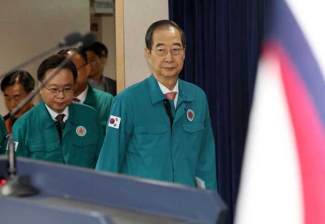 한덕수 국무총리가 명절 응급의료체계 운영을 위해 국민들에게 상급병원은 응급환자에게 양보해달라고 당부했다. 사진은 한 총리가 지난 12일 오전 서울 종로구 정부서울청사에서 열린 관계부처 합동 응급의료 종합상황 브리핑에 참석하고 있는 모습. /사진=뉴시스