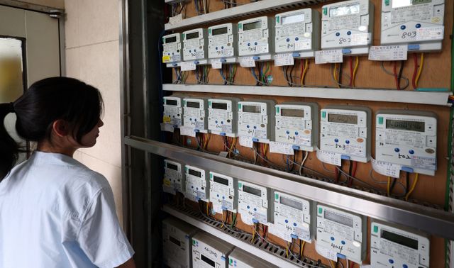 최근 5년 동안 한국전력의 착오로 과다 청구됐다가 환불된 전기요금이 128억원에 달한다. 사진은 지난 9일 서울 소재 한오피스텔 전기계량기 앞으로 한 시민이 지나가는 모습. /사진=뉴스1