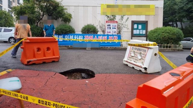 인천 서구의 한 아파트 앞 도로에 1m 깊이의 땅 꺼짐(싱크홀)이 발생했다. /사진=뉴스1(인천소방본부 제공)