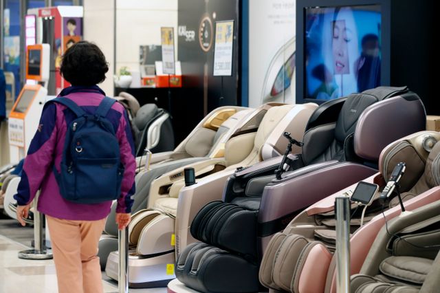 서울 성동구 소재 한 대형마트 매장에 안마의자가 진열돼 있다. / 사진=뉴스1 이승배 기자 