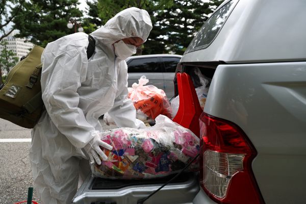 북한이 전날 밤부터 15일 새벽까지 오물 풍선 약 50개를 살포했다. 사진은 북한이 대남 오물풍선을 살포한 지난 7월24일 서울 여의도 국회도서관 앞에서 군 장병들이 내용물을 처리하고 있다. /사진=뉴스1