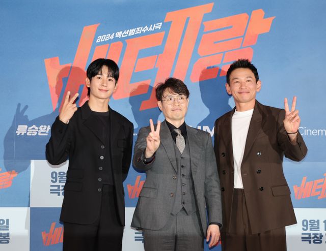 영화 '베테랑2'가 공개 엿새만에 400만 관객 고지를 밟았다. 사진 왼쪽부터 배우 정해인, 류승완 감독, 배우 황정민이 지난 9일 오후 서울 용산구 아이파크몰 CGV에서 열린 영화 '베테랑2' 기자간담회에 참석한 모습./사진=뉴스1