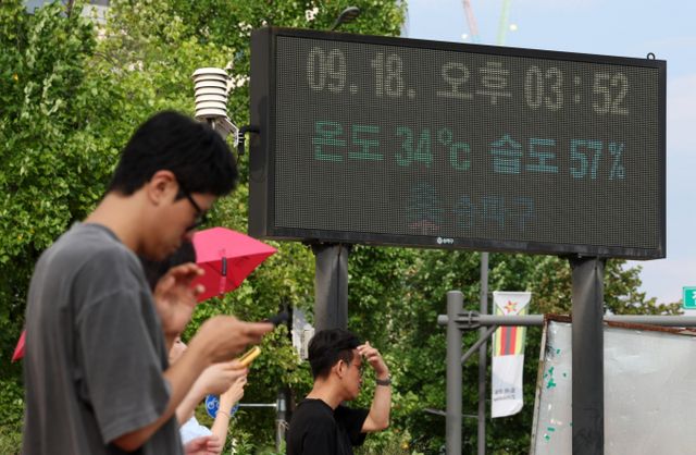 19일 낮 최고기온이 36도까지 오르며 폭염을 기록할 것으로 보인다. 사진은 지난 18일 서울 송파구 잠실네거리 전광판에 기온이 표시된 모습. /사진=뉴시스