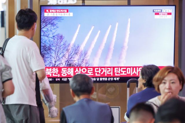 북한이 18일 오전 평안남도 개천 일대에서 동북 방향으로 단거리탄도미사일 수발을 발사했다. 사진은 지난 12일 북한이 미사일 도발을 할 당시 서울역에서 관련 뉴스를 시청하는 시민들. /사진=뉴스1