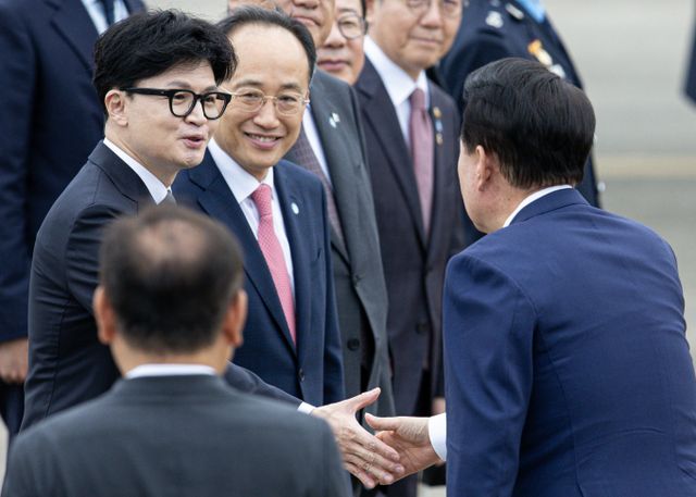 윤석열 대통령이 19일 2박4일 체코 순방에 나섰다. 사진은 윤 대통령(오른쪽)이 19일 경기 성남시 서울공항에서 체코로 출국하기 전 한동훈 국민의힘 대표(왼쪽 첫번째)와 인사하는 모습. /사진=뉴스1 