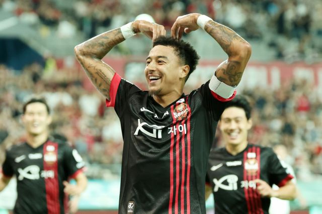  프로축구 FC서울의 제시 린가드가 '무면허 킥보드' 운전 혐의로 경찰에 출석해 범칙금 처분을 받았다. 팬들을 향해 머리 위로 하트를 만들고 있는 린가드의 모습. /사진=뉴스1