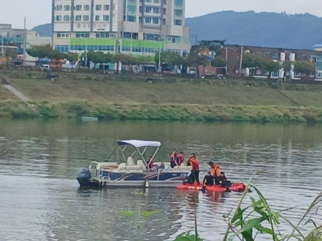 지난 18일 경기 여주시 남한강에서 실종됐던 50대 남성이 실종 15시간 만에 숨진 채 발견됐다. 사진은 수색 중인 소방 대원들의 모습. /사진=뉴시스(경기도소방재난본부 제공)