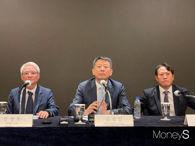 MBK파트너스가 19일 서울 을지로 롯데호텔 서울에서 고려아연 공개매수 관련 기자회견을 진행했다. (왼쪽부터)강성두 영풍 사장, 김광일 MBK파터느서 부회장, 이성훈 베이커매킨지코리아 변호사가 취재진의 질문에 답변하고 있다. / 사진=이한듬 기자 