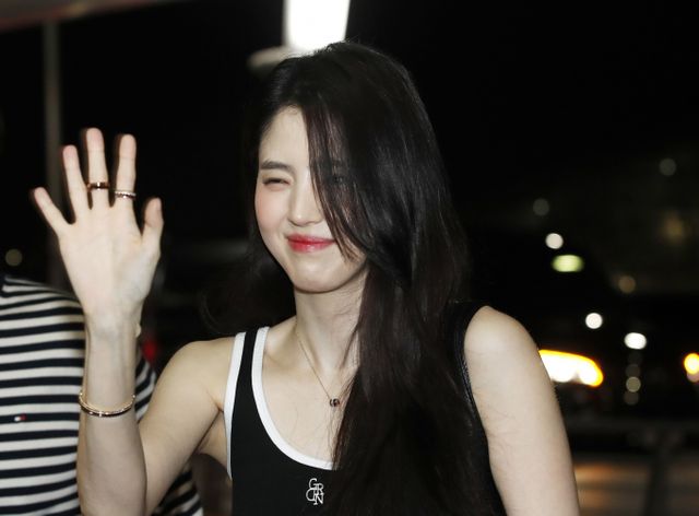 배우 한소희의 모친이 바지사장을 내세워 불법 도박장을 운영한 혐의로 검찰에 구속됐다. 사진은 한소희가 ‘칸 영화제’ 참석을 위해 지난 5월16일 인천국제공항에 도착해 프랑스 칸으로 출국하는 모습. /사진=뉴스1