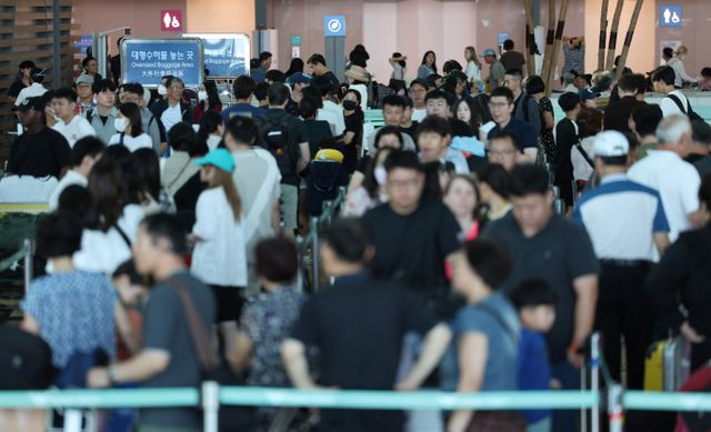 인천국제공항 쓰레기 집하장에서 실탄이 무더기로 발견돼 경찰이 수사에 나섰다. 사진은 지난달 4일 인천국제공항 1여객터미널이 출국하려는 여행객으로 북적이는 모습. /사진=뉴스1