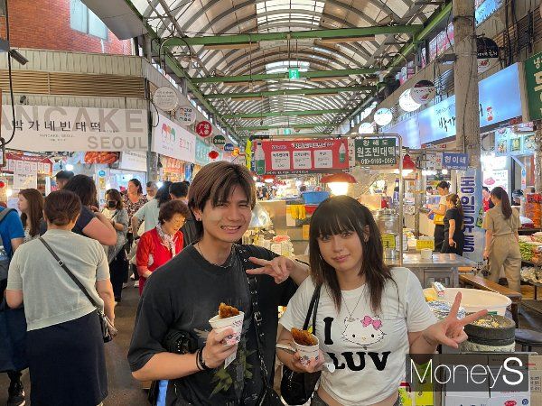 한국 드라마와 영화 등을 통해 접한 전통시장을 찾는 외국인 관광객 수가 늘었다. 사진은 광장시장을 찾은 일본 대학생 츠루씨(오른쪽)와 그의 남자친구. /사진=유찬우 기자