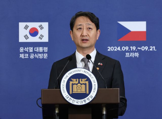 안덕근 산업통상자원부 장관이 체코 원전 덤핑 수주 주장에 "아무런 근거 없이 가짜뉴스를 퍼뜨리는 것은 앞으로의 계약 협상에 도움이 되지 않고 국익을 저해하는 행위"라고 비판했다. 사진은 안덕근 산업통상자원부 장관이 윤석열 대통령의 체코 순방 관련 브리핑을 하고 있는 모습./사진=뉴시스