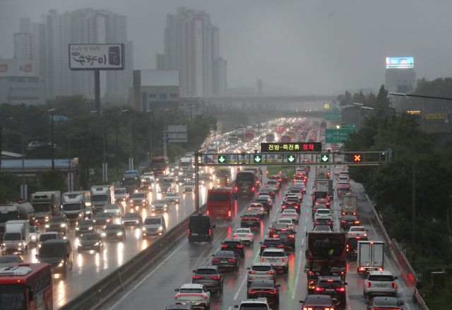 비내리는 토요일 21일 전국 교통량이 평소 토요일에 비해 감소하겠다./사진=뉴스1