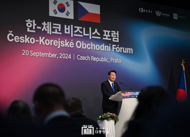 윤석열 대통령이 20일(현지시각) 체코 프라하 시내 한 호텔에서 열린 한·체코 비즈니스포럼에서 기조연설을 하고 있다./사진=대통령실 홈페이지 /사진=(서울=뉴스1) 송원영 기자