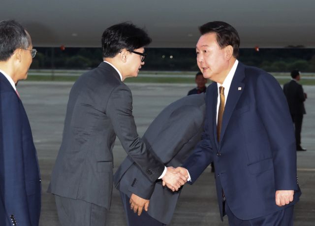윤석열 대통령이 22일 체코 공식 방문 일정을 마치고 귀국, 공군 1호기에서 내려 환영 나온 한동훈 국민의힘 대표와 악수하고 있다. /사진=뉴시스 