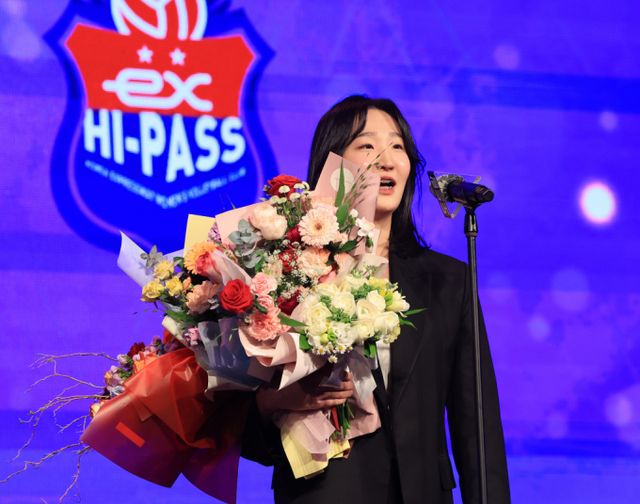 한국도로공사 김세빈이 8일 오후 서울 서초구 더케이 호텔 서울 그랜드볼룸에서 열린 '도드람 2023-2024 V-리그 시상식'에서 여자부 신인상을 수상한 뒤 소감을 말하고 있다./사진=뉴스1 김진환 기자