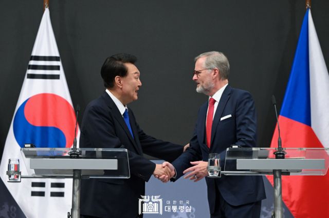 윤석열 대통령이 20일(현지시간) 프라하 체코 정부청사에서 한·체코 공동언론발표를 마치고 페트르 피알라 체코 총리와 악수하고 있다 /사진=뉴스1 송원영 기자