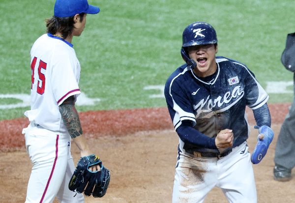 LG트윈스의 불방망이를 책임지고 있는 문보경이 오는 11월에 있을 WSBC 프리미어12 출전 의지를 밝혔다. 사진은 지난해 항저우아시안게임 대만과의 결승에서 희생플라이로 득점한 뒤 포효하는 그의 모습. /사진=뉴스1