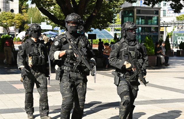 지난 18일 온라인 커뮤니티에 흉기 난동이 예고된 경기 성남시 분당구 야탑역 일대가 다행히 아무런 일도 벌어지지 않았다. 사진은 지난 23일 경기 성남시 분당구 야탑역 일대에서 경찰특공대원들이 경계 활동을 강화한 모습. /사진=뉴시스