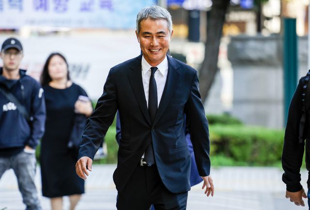 암호화폐 '위믹스'(WEMIX) 유통량 조작 의혹 혐의로 불구속기소 된 장현국 전 위메이드 대표이사가 24일 열린 첫 재판에서 혐의 일체를 부인했다. 사진은 암호화폐 '위믹스' (WEMIX) 유통량 조작 의혹 혐의로 불구속기소 된 장현국 전 위메이드 대표이사가 재판에 출석하는 모습. /사진=뉴스1