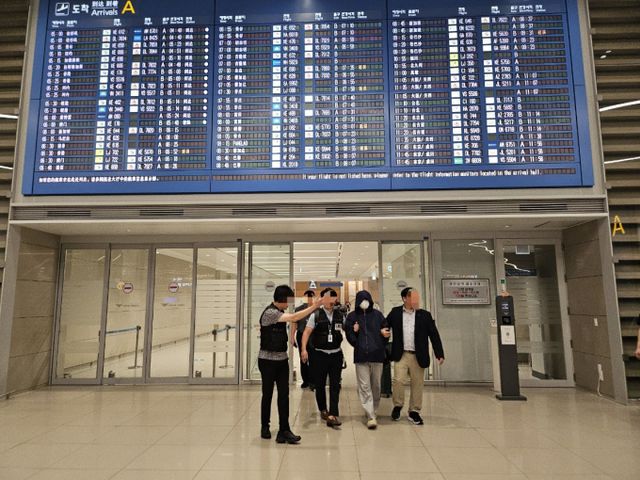 경찰이 태국 파타야에서 일어난 '한국인 드럼통 살인사건'의 마지막 피의자를 국내로 송환했다. '파타야 드럼통 살인사건'의 마지막 피의자를 송환하는 모습./사진=뉴시스(경찰청)