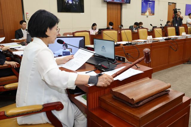 국회 과학기술정보방송통신위원회(과방위)의 국정감사가 다음달 7일부터 25일까지 19일동안 진행된다. 사진은 지난 13일 서울 여의도 국회에서 열린 과학기술정보방송통신위원회 전체회의에서 최민희 과방위원장이 의사봉을 두드리는 모습. /사진=뉴시스