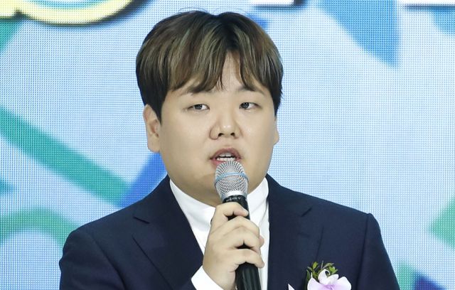 왕따 논란, 학폭(학교폭력) 의혹에 휩싸였던 그룹 에이프릴 출신 배우 이나은을 옹호하던 크리에이터 겸 방송인 곽튜브(본명 곽준빈)가 아산 지역 페스티벌에 불참한다.사진은 지난 3월 인천공항 1터미널 밀레니엄홀에서 열린 ‘인천공항 개항 23주년 기념 디지털 전환 선포식'에 홍보대사로 참석한 여행 크리에이터 곽튜브. /사진=뉴스1