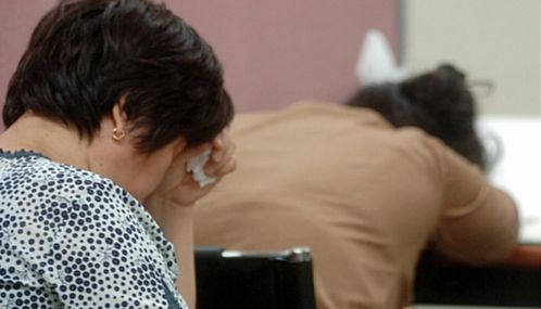 한국인 선원 8명이 타고 있던 제우스호가 마카오 해상에서 전복됐다. 사진은 지난 2008년 9월25일 부산 동구 초량동 소재의 퍼스트마린 사무실에서 실종자들의 소식을 기다리던 가족들의 모습. /사진=뉴시스