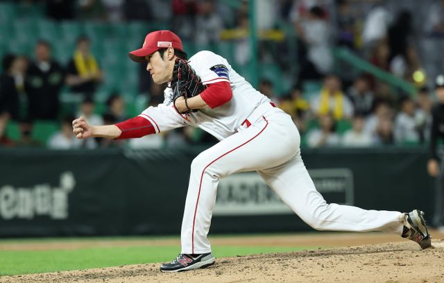 2연패를 기록 중인 SSG랜더스가 배태랑 투수 박종훈을 선발투수로 예고했다. 사진은 지난 5월28일 인천 미추홀구 SSG랜더스필드에서 열린 SSG랜더스와 LG트윈스의 경기에 등판한 박종훈. /사진=뉴스1