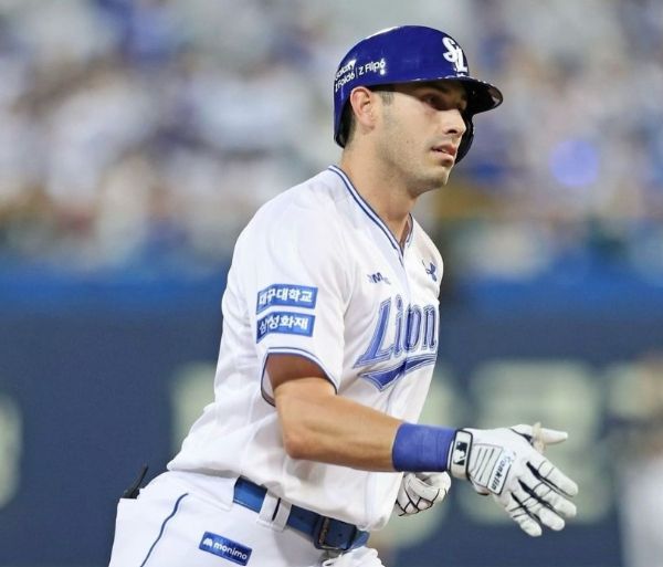 카데나스는 '태업 논란'으로 팀에서 방출됐다. 사진은 홈런을 친 뒤 베이스를 도는 그의 모습. /사진=인스타그램 캡처