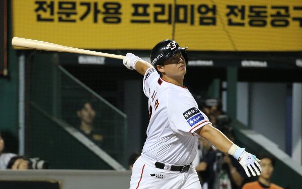 한화는 시즌 중반 감독 교체와 폭풍 영입으로 기대를 모았으나 가을야구 진출에 실패했다. 사진은 지난 3일 두산과의 경기에서 2타점 3루타를 친 뒤 타구를 바라보는 노시환의 모습. /사진=뉴스1