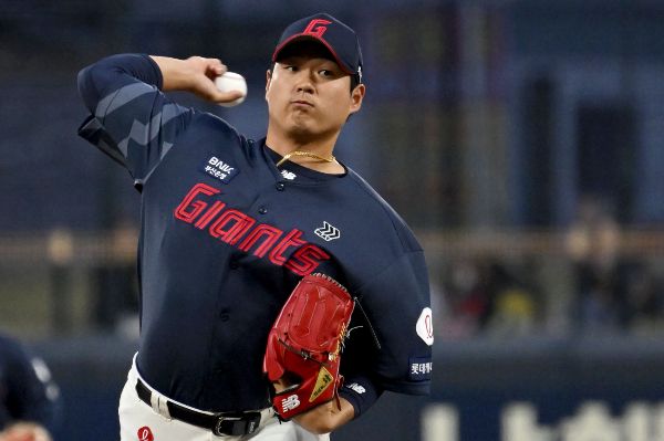 롯데는 박세웅과 나균안 등 투수진 에이스의 부진이 뼈아팠다. 사진은 나균안이 음주 징계를 받기 전인 지난 3월 역투하는 모습. /사진=뉴시스