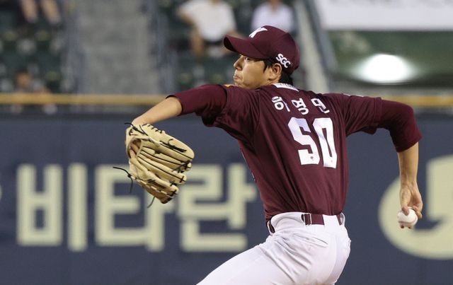 키움 히어로즈 소속 투수 하영민이 인생 첫 10승에 도전한다. 사진은 지난 11일 서울 송파구 잠실야구장에서 열린 키움 히어로즈와 LG 트윈스의 경기에 선발 등판한 하영민. /사진=뉴스1 