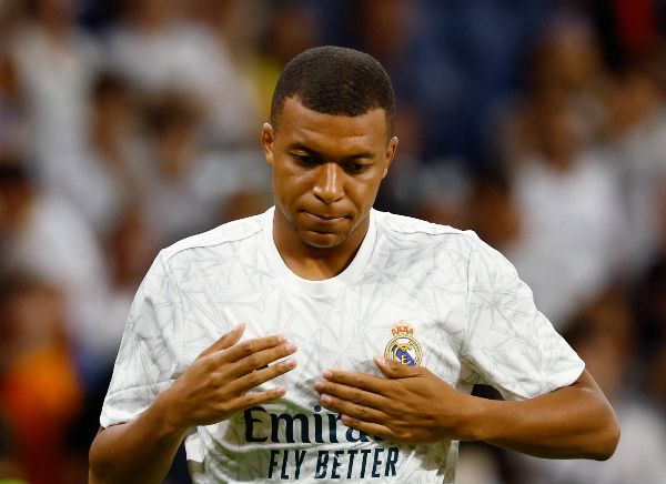 올시즌 레알 마드리드로 이적해 최근 5경기 연속 골을 넣은 킬리안 음바페가 허벅지 부상으로 3주간 치료에 전념한다. 사진은 지난 2일(한국시각) 레알 베티스와의 경기에 앞서 몸을 푸는 음바페의 모습. /사진=로이터