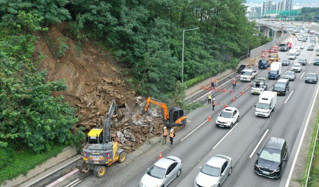 수도권 제1순환도로에서 광역버스와 화물트럭 등 4중 추돌사고가 일어나 교통체증이 일부 발생했다. 사진은 지난 7월23일 경기 군포시 산본동 수도권 제1순환고속도로 일산방향 산본 IC인근에서 토사가 흘러내려 관계자들이 굴착기를 동원해 복구작업 하는 모습. 해당 기사와 상관없음. /사진=뉴시스
