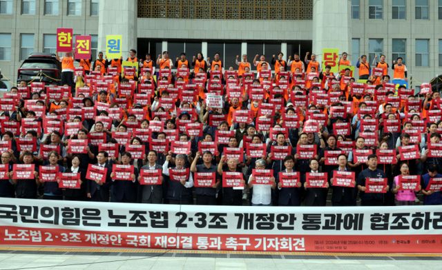 더불어민주당이 윤석열 대통령이 거부권을 행사한 '방송 4법'과 '전 국민 25만원 지원법', '노란봉투법'에 대해 최종 부결되더라도 다시 발의하겠다고 밝히며 법 제정에 강한 의지를 보였다. 김동명 한국노총 위원장, 양경수 민주노총 위원장 등 노조 구성원들이 열린 노조법 2·3조 개정 촉구 양대노총 기자회견에서 구호를 외치는 모습./사진=뉴시스