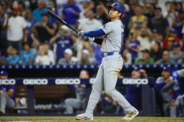 50(홈런)-50(도루) 기록을 완성한 오타니 쇼헤이(30·LA다저스)의 50번째 홈런공이 경매에 나온다. 오타니 쇼헤이가 시즌 50번째 홈런을 치는 모습./사진=로이터