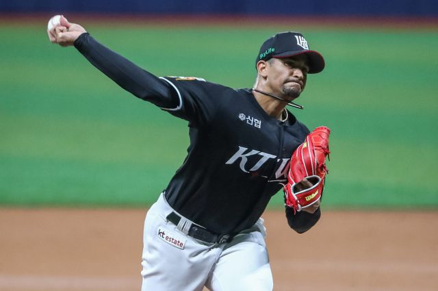 KT위즈가 홈 구장에서 키움 히어로즈와 최종전을 가진다. 사진은 지난 7월17일 서울 구로구 고척스카이돔에서 열린 KT위즈와 키움 히어로즈의 경기에 등판한 윌리엄 쿠에바스. /사진=뉴스1