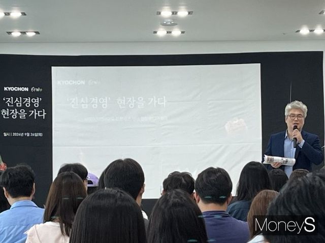 송원엽 비에이치앤바이오 대표가 치킨뿐 아니라 수출되는 제품들에 들어가는 소스 제조원으로 참여해 국내를 넘어 해외시장까지 나간다는 포부를 밝혔다. 지난 26일 충북 진천공장에서 송 대표가 '진심경영' 철학을 설명하고 있다. /사진=김서현 기자