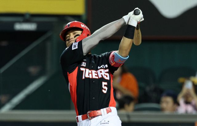 KIA타이거즈 김도영이 40-40까지 두 경기만을 남겨놓고 있다. 사진은 김도영의 타격 장면. /사진=뉴시스