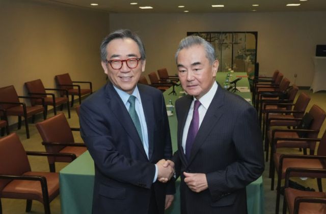  사진은 28일(현지 시각) 제79차 유엔총회에 참석 중인 조태열 외교부 장관왼쪽)과 왕이 중국 공산당 중앙정치국 위원 겸 외교부장. /사진=외교부