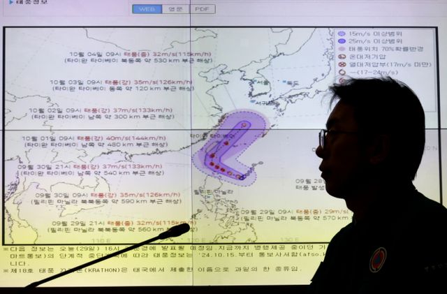 18호 태풍 '끄라톤'(KRATHON)이 북상하면서 개천절 전후로 한반도에 직·간접적인 영향을 미칠 것으로 보인다. 사진은 지난 29일 서울 종로구 정부서울청사 상황실에 설치된 레이더 영상. /사진=뉴시스